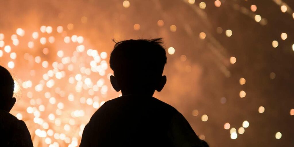 Enfant a un feu d'artifice